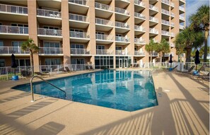 Alberca techada y alberca al aire libre