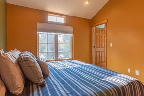 2 bedrooms, iron/ironing board, free WiFi, bed sheets - Aspen Retreat Near Targhee - Hikes & Wildlife Views. (Driggs)