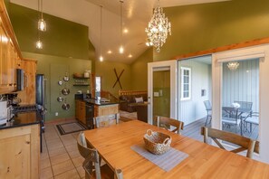 Dining - Aspen Retreat Near Targhee - Hikes & Wildlife Views. (Driggs)