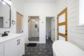 Bathtub, hair dryer, towels - Foosball, Corn Hole, Hot Tub, Fire Pit, Pets, Plenty Of Shade (Broken Bow)