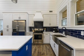 Fridge, microwave, oven, stovetop - Foosball, Corn Hole, Hot Tub, Fire Pit, Pets, Plenty Of Shade (Broken Bow)