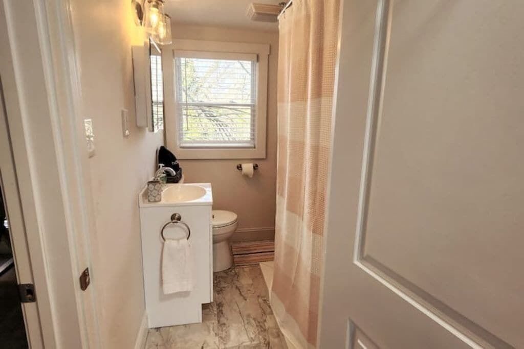 Regadera, secadora de cabello, toallas 