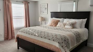 2 makuuhuonetta, työpöytä, silitysrauta/-lauta, ilmainen Wi-Fi