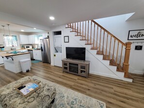 Smart TV, fireplace - Cute and Cozy 2bd-Pet Friendly-4 Miles to LU! (Lynchburg)