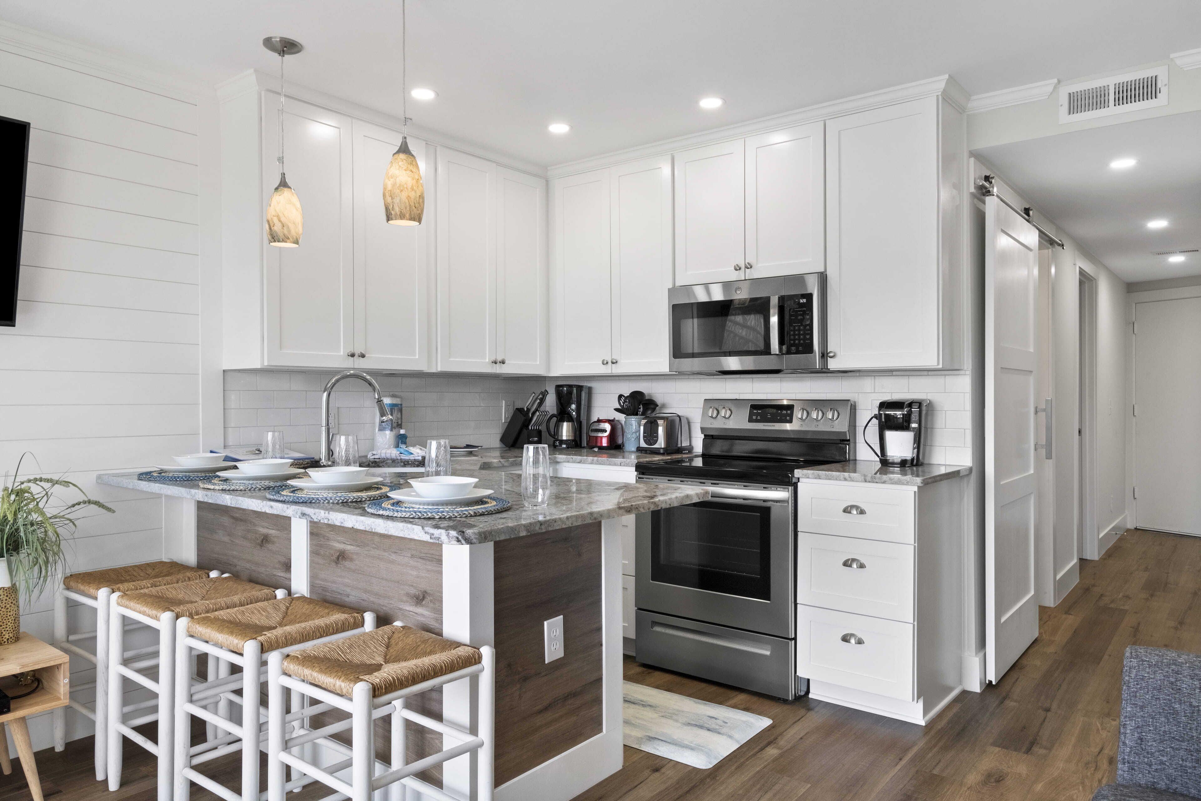 Kylskåp, mikrovågsugn, ugn och spishäll