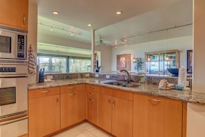 Villa, 3 slaapkamers, balkon, gedeeltelijk uitzicht op oceaan (KRV-722) | Privékeuken | Een koelkast, een magnetron, een oven, een koffiezetapparaat/waterkoker