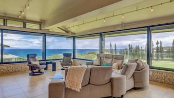 Villa, 3 habitaciones, balcón, vista parcial al océano (KRV-722) | Área de sala de estar | Televisión