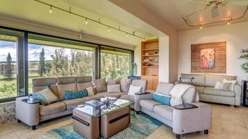 Appartement, 3 slaapkamers, balkon, gedeeltelijk uitzicht op oceaan (KRV-722) | Woonkamer | Televisie