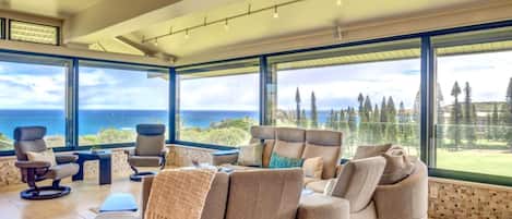 Appartement, 3 slaapkamers, balkon, gedeeltelijk uitzicht op oceaan (KRV-722) | Woonkamer | Televisie