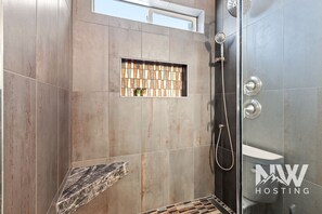Combined shower/bathtub, hair dryer, towels - Newly Remodeled Home Across from Golf Course—On Centennial Trail, Near Elke Point Wedding Venue (Coeur d'Alene)
