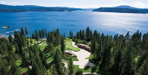 Newly Remodeled Home Across from Golf Course—On Centennial Trail, Near Elke Point Wedding Venue