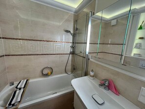 Douche, sĂšche-cheveux, serviettes fournies