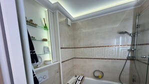 Dusj, hårføner og håndklær
