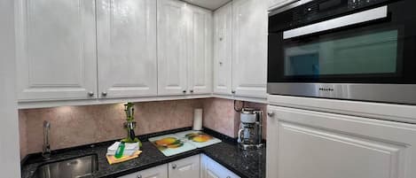 Cafetera y tetera, refrigerador, microondas y horno