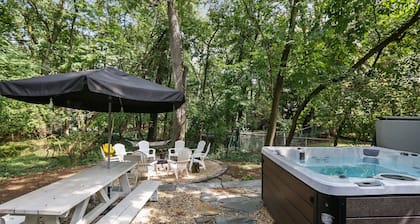 Blackberry Cabin of Michiana with a hot tub