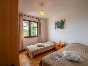 3 habitaciones, tabla de planchar con plancha y cuna de viaje 