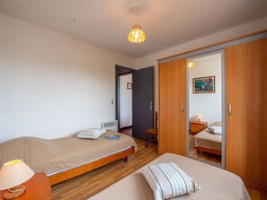 3 bedrooms, iron/ironing board, travel cot, free WiFi - Cosy apartment for 6 people with WIFI, A/C, TV, terrace and pets allowed (La Croix-valmer)