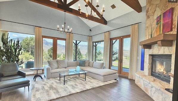 Living area - 5 Acre Horse Retreat - Incredible Mountain Sunset Views -Prescott AZ -Williamson (Prescott)