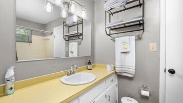 Toallas, jabón, papel de baño