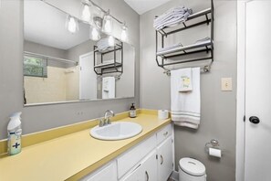 Toallas, jabón, papel de baño 