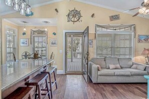 TV - Tiki Hut W/Tiki Bar|Linens|Golf Cart|Outdoor Area (Myrtle Beach)