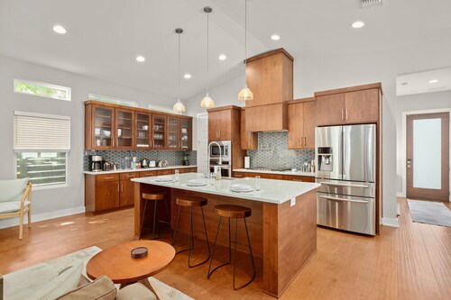 Luxury East Austin Home - Private Pool - Sleeps 11
