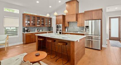 Luxury East Austin Home - Private Pool - Sleeps 11