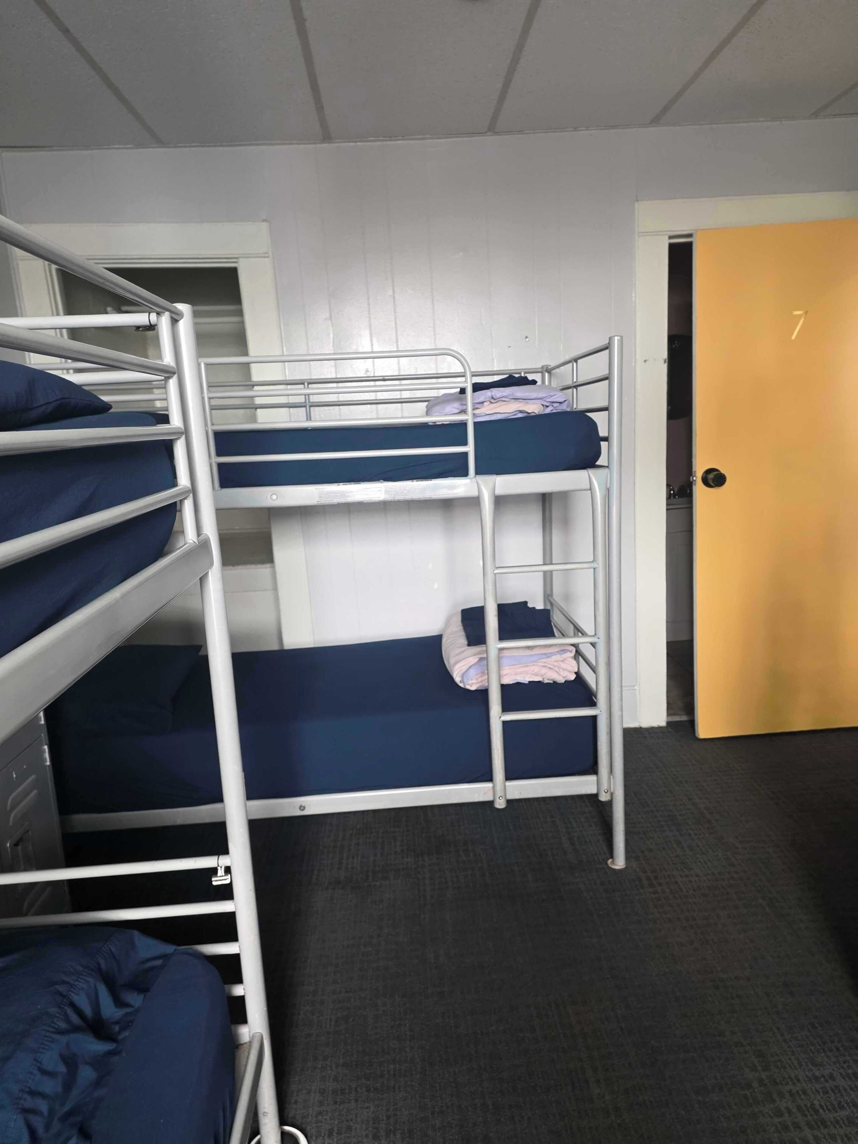 Dormitorio compartido clásico | Wifi gratis y ropa de cama
