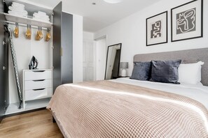 2 室のベッドルーム、アイロン / アイロン台、WiFi、ベッドシーツ