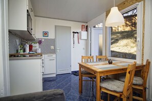 Una cucina compatta con angolo ristoro, una finestra vista e una lampada a sospensione.