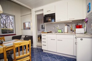 Refrigerador, microondas, parrilla de estufa y cafetera y tetera 