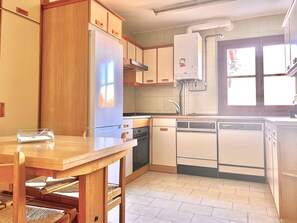 Kühlschrank, Mikrowelle, Ofen, Geschirrspüler