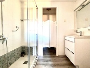 Bathtub, hair dryer, towels