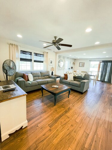 Cozy Cottage with Private Dock- Chesapeake Bay/ Cambridge (Pet-Friendly)