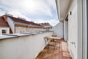 Outdoor dining - Renovated Favoriten 2BR w/ Elevator, nr U1 Keplerplatz, by Blueground (Vienna)