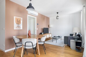 Dining - Renovated Favoriten 2BR w/ Elevator, nr U1 Keplerplatz, by Blueground (Vienna)