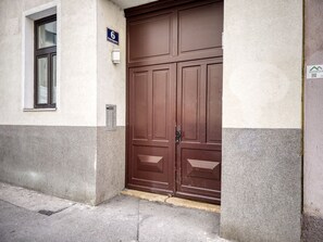 Exterior detail - Renovated Favoriten 2BR w/ Elevator, nr U1 Keplerplatz, by Blueground (Vienna)