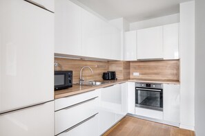 Fridge, microwave, oven, stovetop - Renovated Favoriten 2BR w/ Elevator, nr U1 Keplerplatz, by Blueground (Vienna)