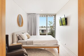 2 bedrooms, desk, iron/ironing board, travel cot - Bellevue Hill Designer, Beaches, City & Views (Bellevue Hill)