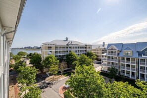 Un hôtel à plusieurs étages offrant une vue sur le front de mer, doté de balcons et d’une cour intérieure.
