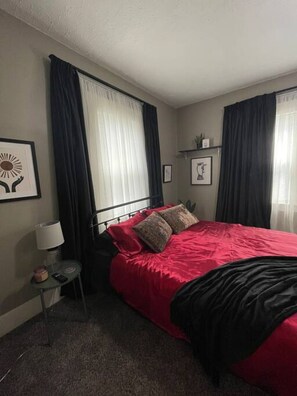 3 bedrooms, desk, iron/ironing board, travel crib