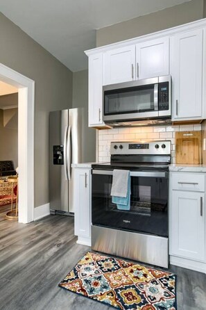 冷蔵庫、コーヒー / ティーメーカー、ハイチェア、調理器具と食器