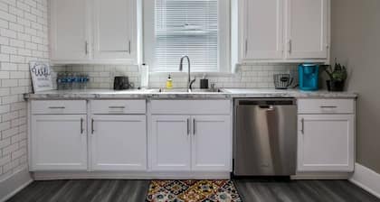 Cozy vintage getaway minutes from downtown!