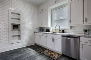 Refrigerador, cafetera y tetera, periquera y utensilios de cocina 