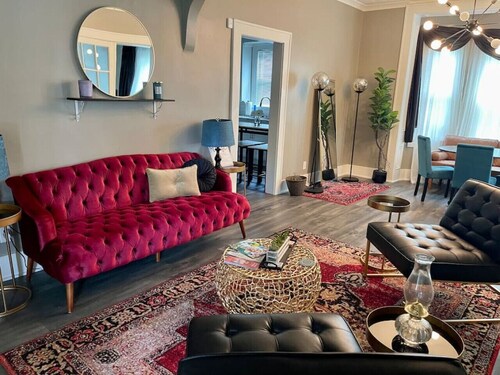Cozy vintage getaway minutes from downtown!
