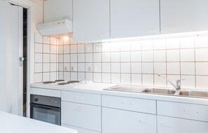 Een koelkast, een oven, een kookplaat, een vaatwasser