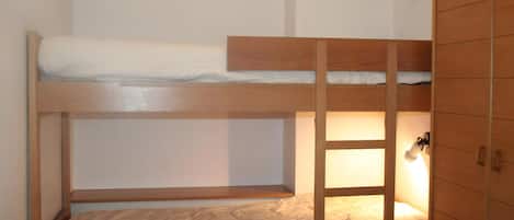 2 bedrooms, iron/ironing board, free WiFi