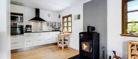 Réfrigérateur, four à micro-ondes, un four, surface de cuisson