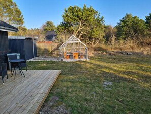 Outdoor dining - Lovely cottage full of holiday atmosphere (Rødby)