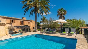 A swimming pool with lounge chairs and palm trees. - NA BURGUERA - Wonderful villa with private pool and free WiFi. (Santanyí)